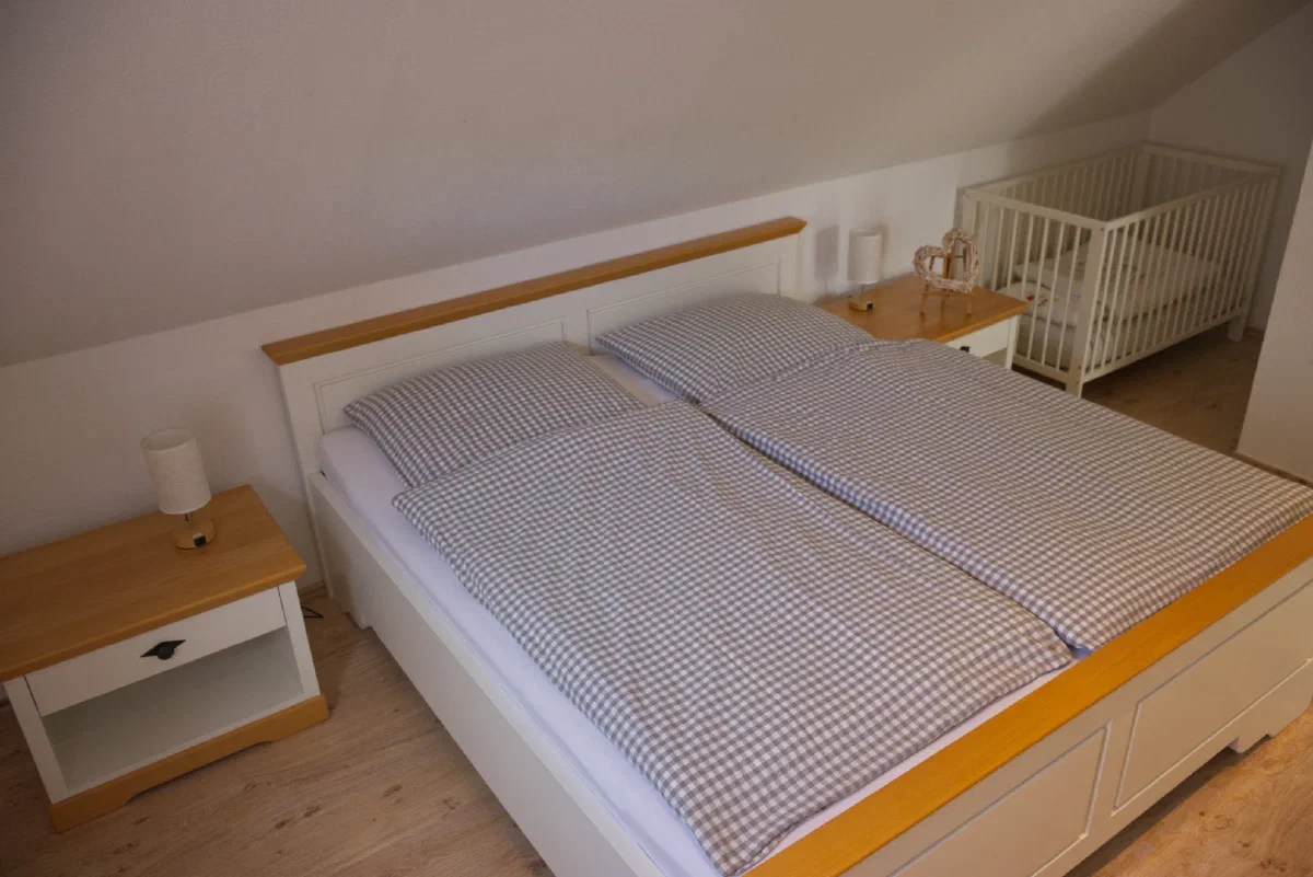 Schlafzimmer mit zwei Einzelbetten