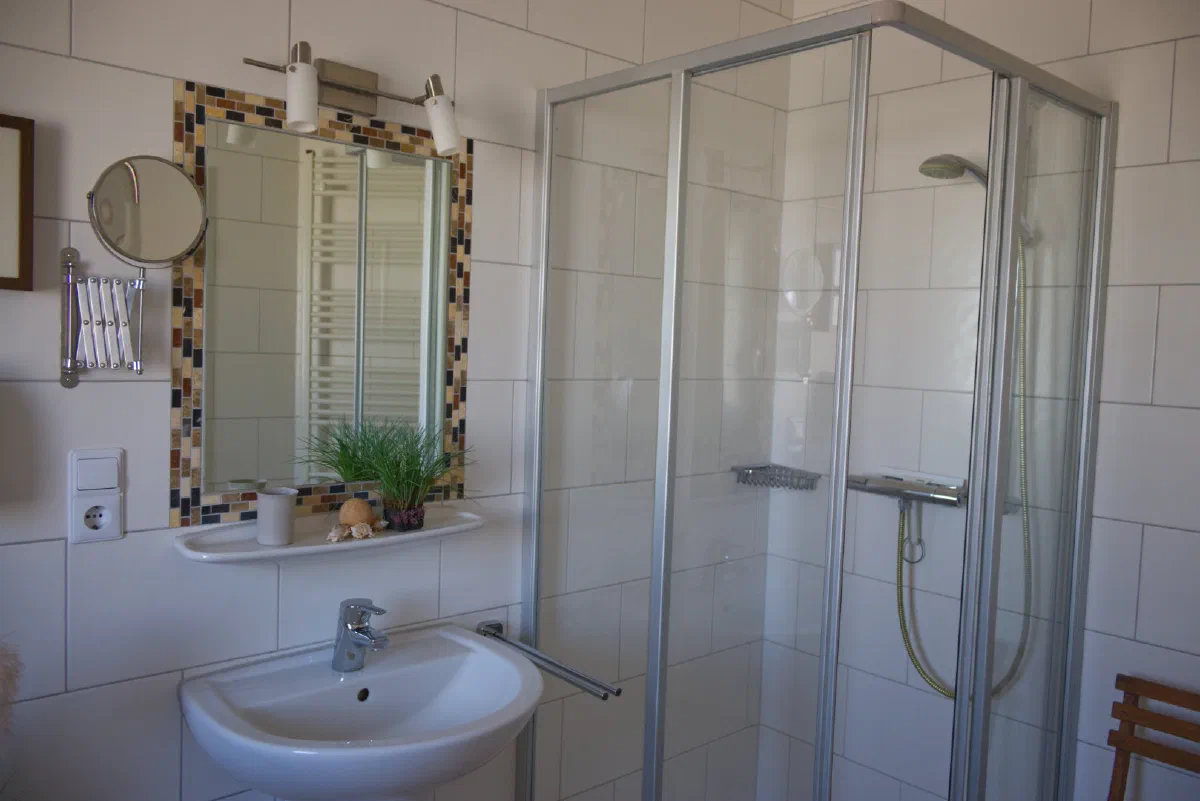 Badezimmer mit Dusche